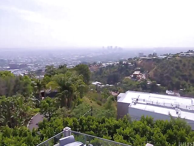 Big fake boobs and thigh-high boots on classy MILF Jesse Jane