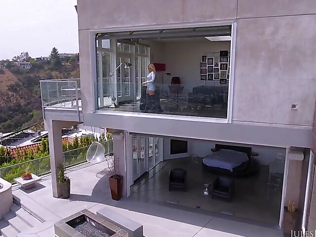 Big fake boobs and thigh-high boots on classy MILF Jesse Jane