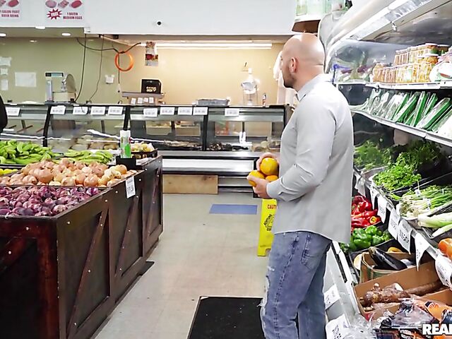 Sex at work with petite asian babe Kimmy Kimm in the supermarket