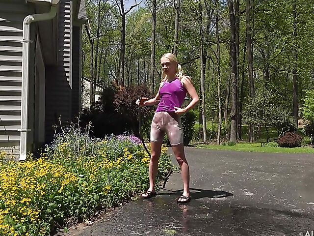 Weird pussy insertions in the garden with Braylin Bailey