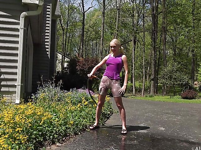 Weird pussy insertions in the garden with Braylin Bailey