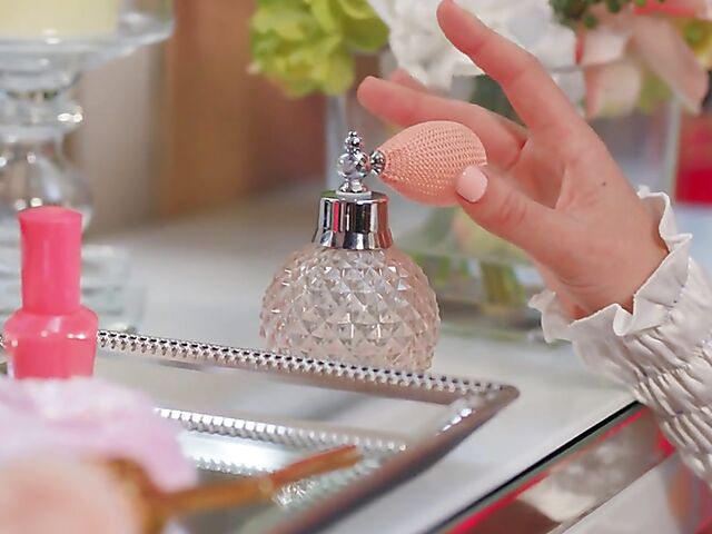 Bride-to-be Lilly Bell fingering herself for you