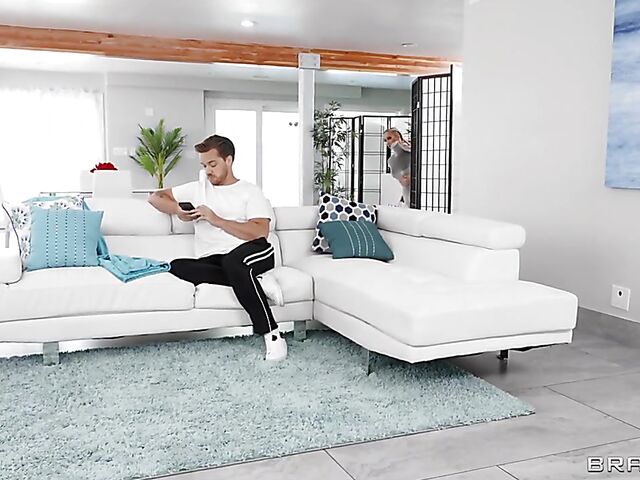 Secret fuck in the living room with curvy MILF Mz Dani