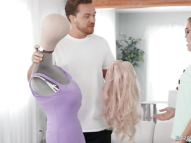 Secret fuck in the living room with curvy MILF Mz Dani