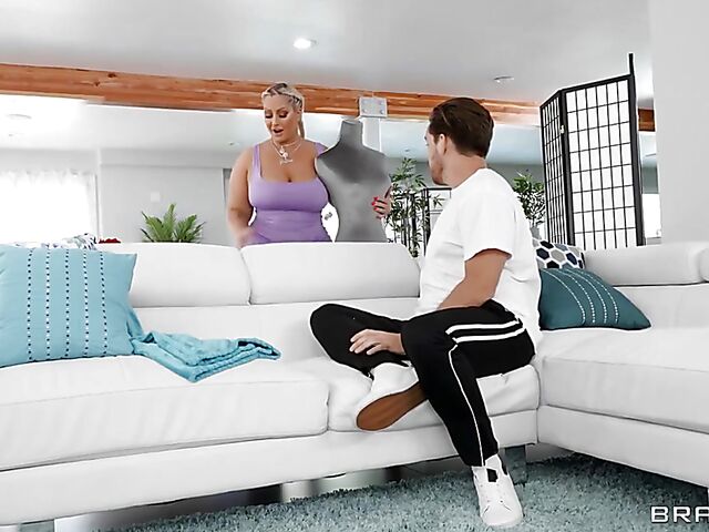 Secret fuck in the living room with curvy MILF Mz Dani