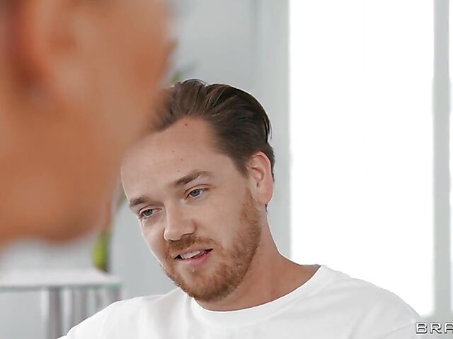 Secret fuck in the living room with curvy MILF Mz Dani