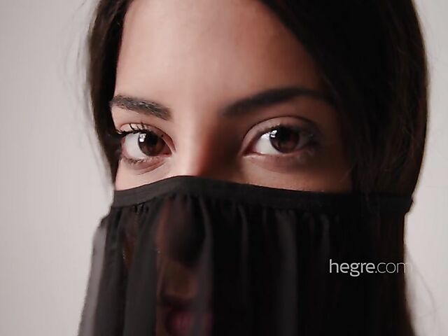 Brown-eyed Venezuelan Hegre Art model Clau BTS