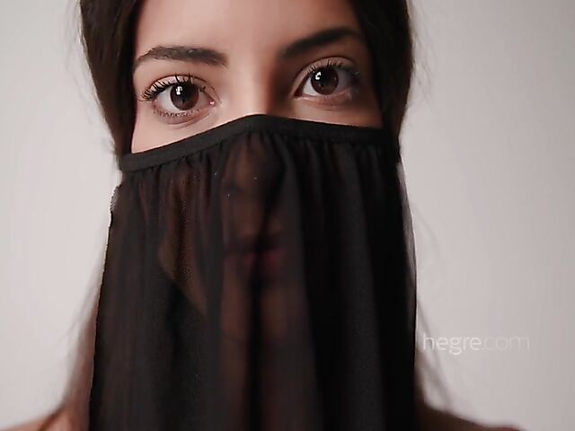 Brown-eyed Venezuelan Hegre Art model Clau BTS