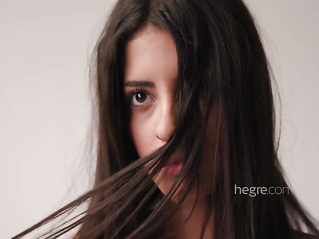 Brown-eyed Venezuelan Hegre Art model Clau BTS