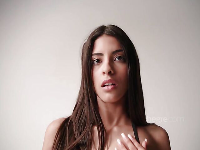 Brown-eyed Venezuelan Hegre Art model Clau BTS