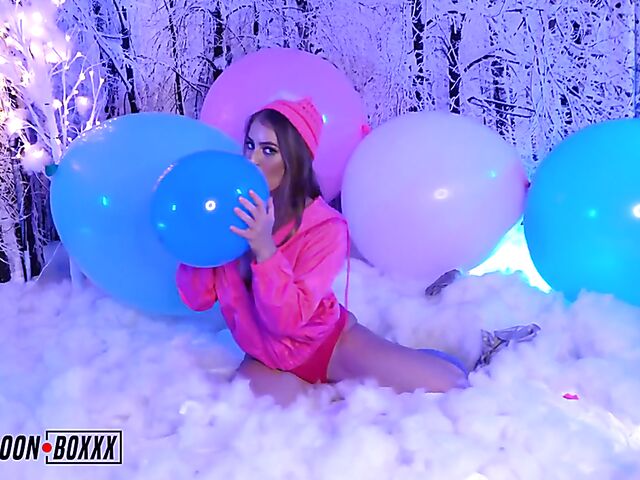 Kenzie Madison - Petite babe with a balloon fetish shaking ass