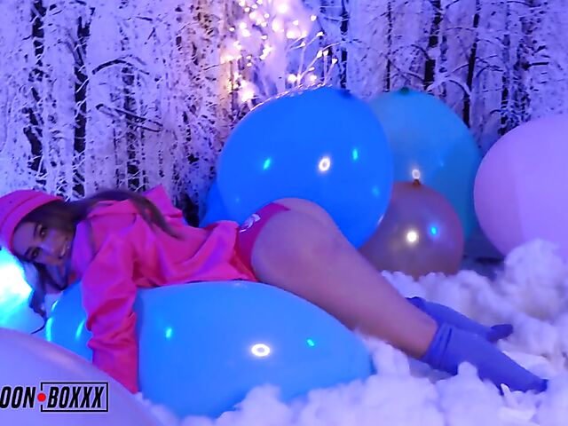 Kenzie Madison - Petite babe with a balloon fetish shaking ass
