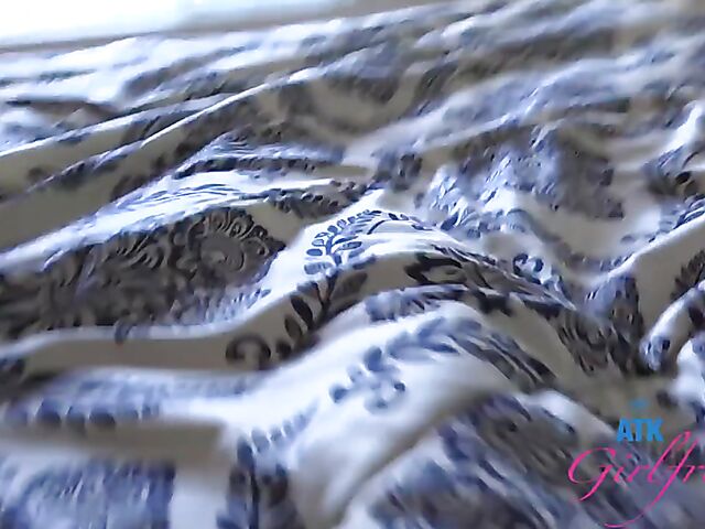 Alicia Reign - Shaved ebony POV period sex