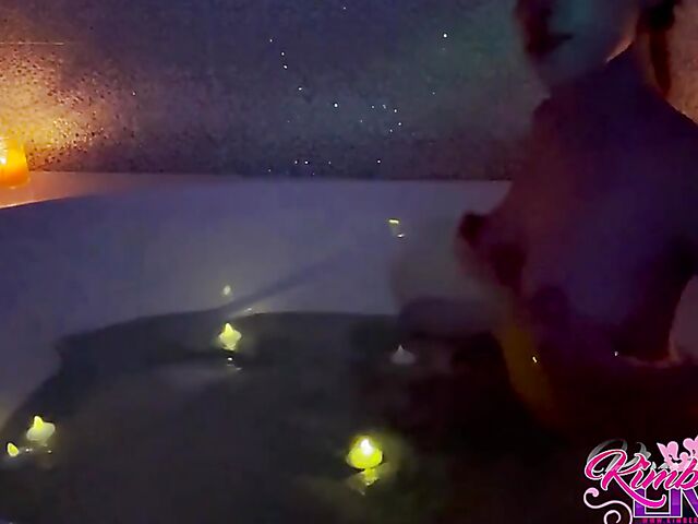 Kimber Lee's romantic bathtub masturbation with her dildo