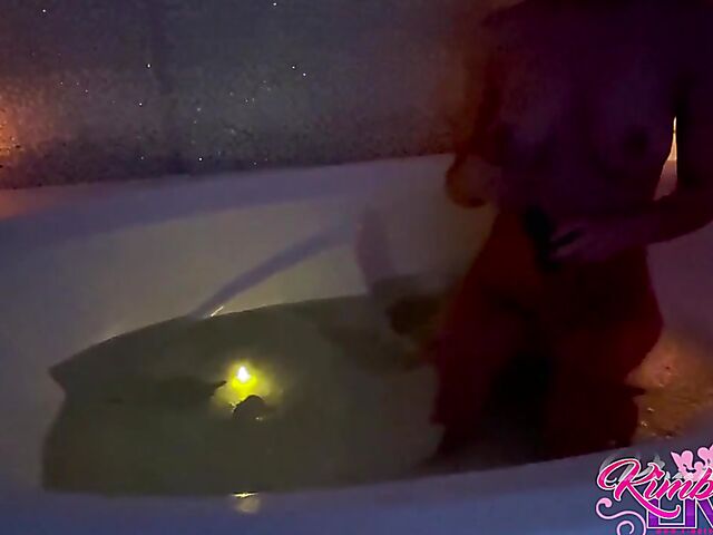 Kimber Lee's romantic bathtub masturbation with her dildo
