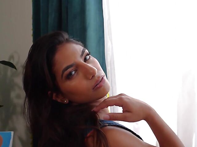 Erotic solo body painting with Daniella Vioti