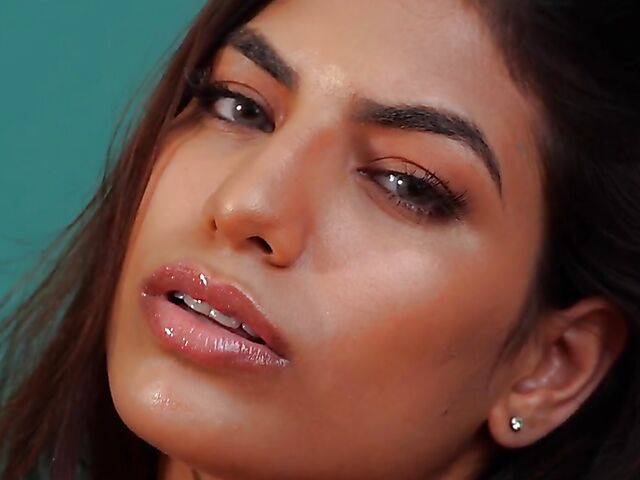 Erotic solo body painting with Daniella Vioti