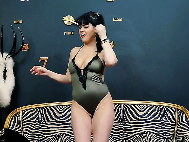 Julia Dranac - MILF solo orgasm with her blue hitachi wand