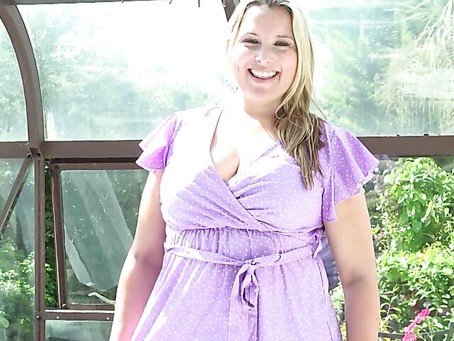 European chubby MILF Charlie Rae shows her natural tits and masturbates