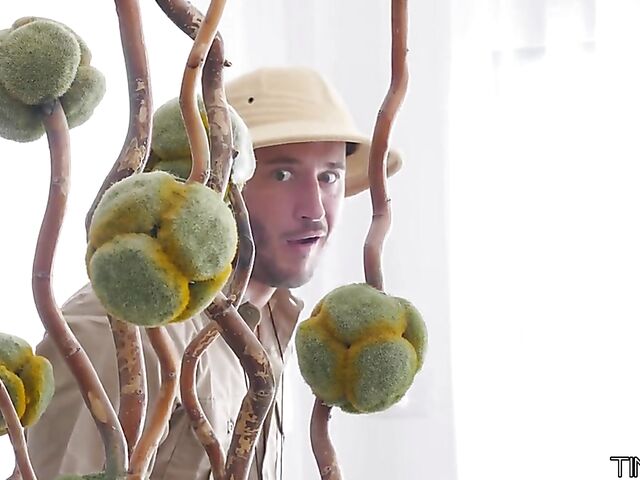 Scarlett Hampton - Petite blonde in pantyhose squirt on safari