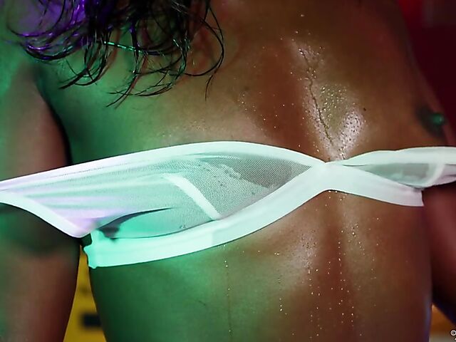 Ana Foxxx - Sporty ebony masturbating in the locker room