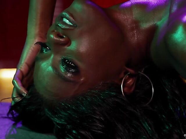 Ana Foxxx - Sporty ebony masturbating in the locker room