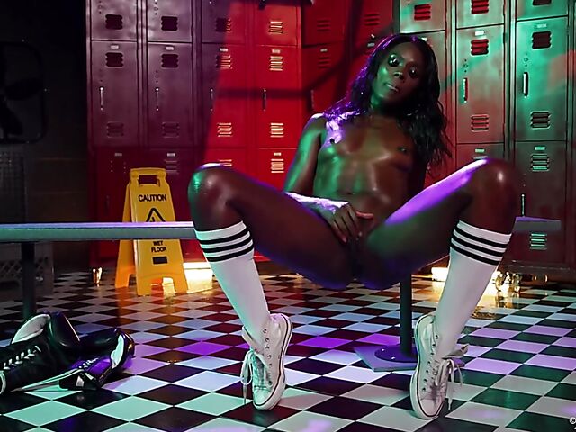 Ana Foxxx - Sporty ebony masturbating in the locker room