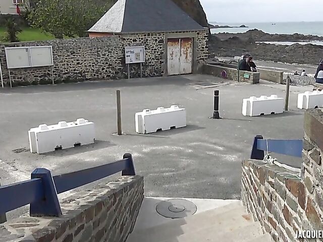 Inexperienced French hairy girl Laura learns more about sex