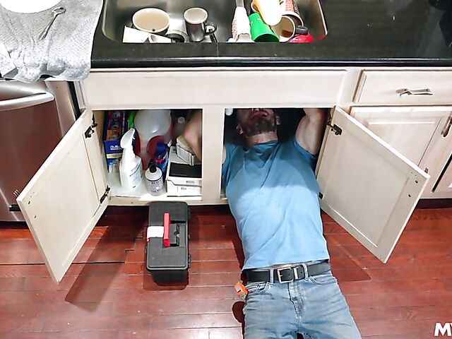 Curvy MILF Kate Dee calls the plumber to clean her pipes