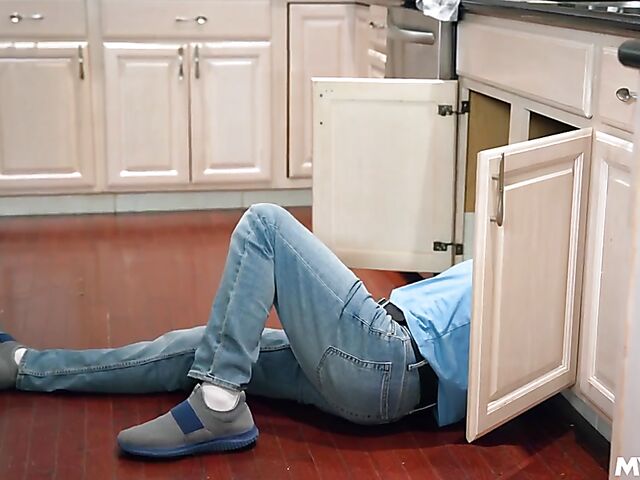 Curvy MILF Kate Dee calls the plumber to clean her pipes