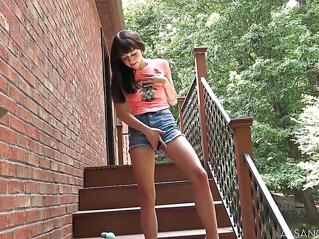 Riley Jean's wet masturbation with a hitachi outside