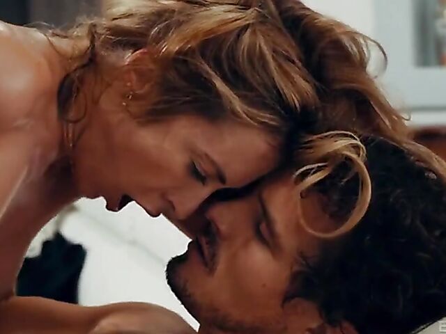 Aiden Ashley surprises her lover with passionate sex in the morning