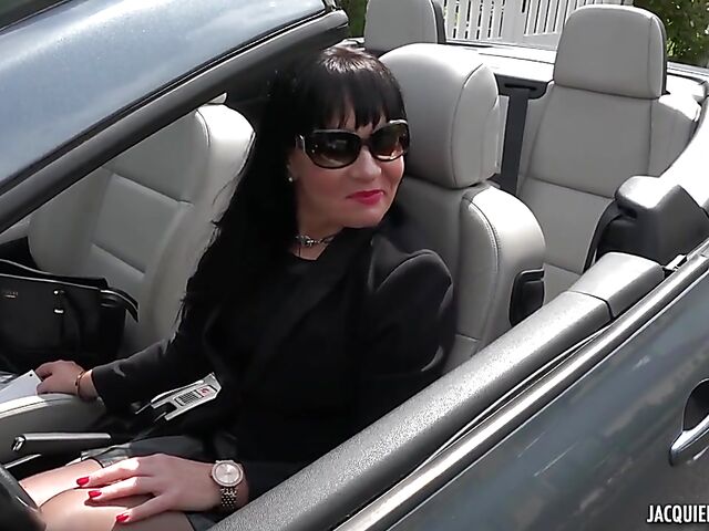 Berenice, 39 - Elegant French MILF anal in black stockings outside