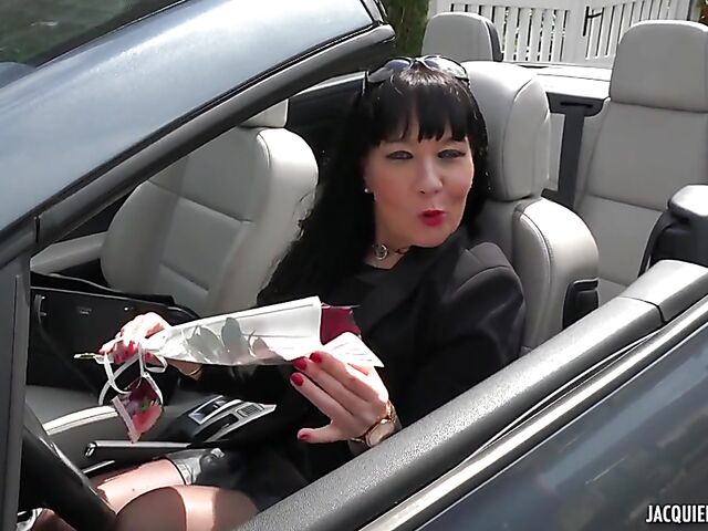 Berenice, 39 - Elegant French MILF anal in black stockings outside