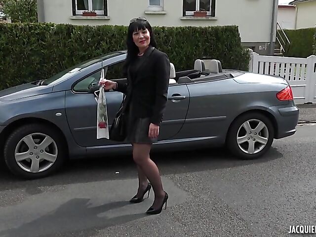 Berenice, 39 - Elegant French MILF anal in black stockings outside