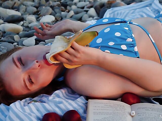 Bikini babe solo with a banana featuring Sienna