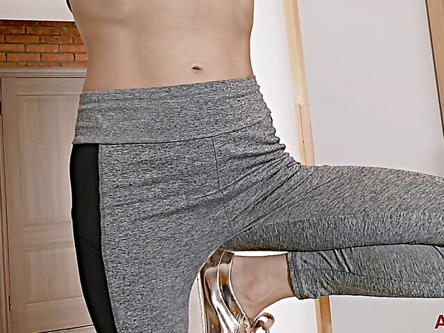 Fit skinny MILF Rina gets nude to play with her bush