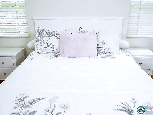 Samantha Reigns masturbates her pink pussy with a vibrating wand