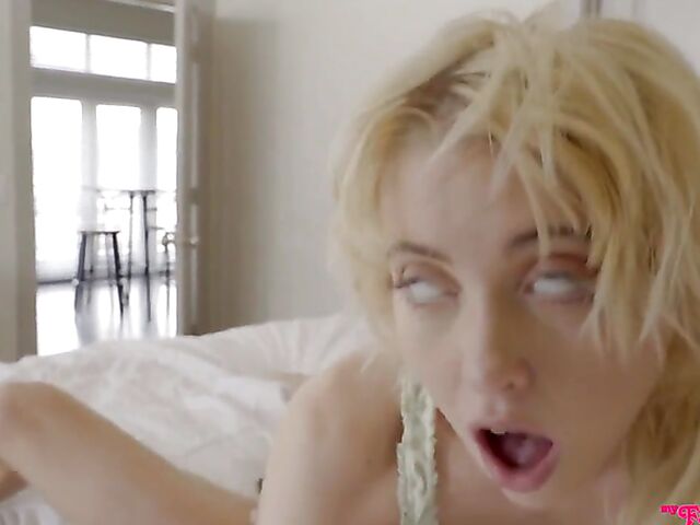 Mom and teen threesome with Dava Foxx and Chloe Cherry