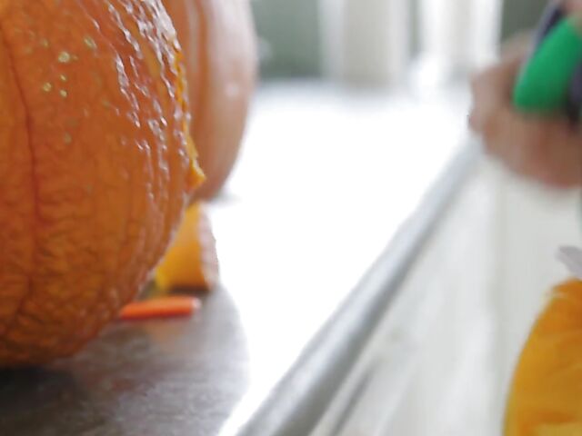 Getting ready for Halloween with big boobs MILF Dee Williams in the kitchen