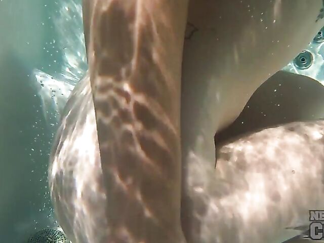 Underwater masturbation with a dildo in the hot tub with inked redhead Brille