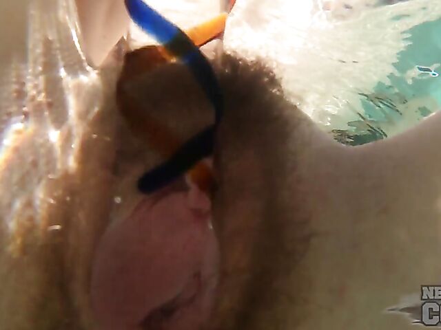 Underwater masturbation with a dildo in the hot tub with inked redhead Brille