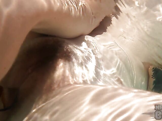 Underwater masturbation with a dildo in the hot tub with inked redhead Brille