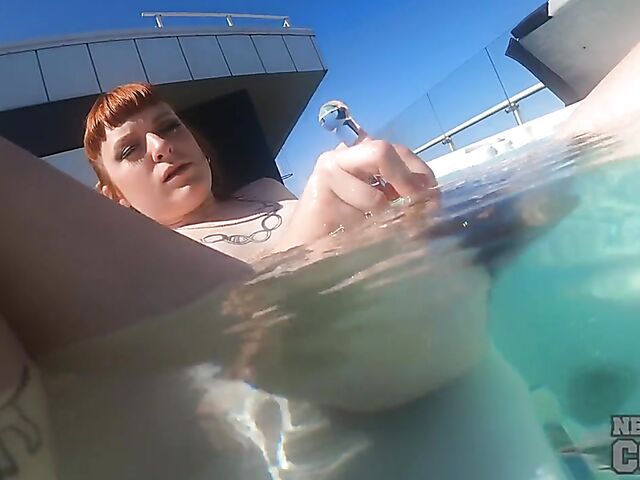 Underwater masturbation with a dildo in the hot tub with inked redhead Brille