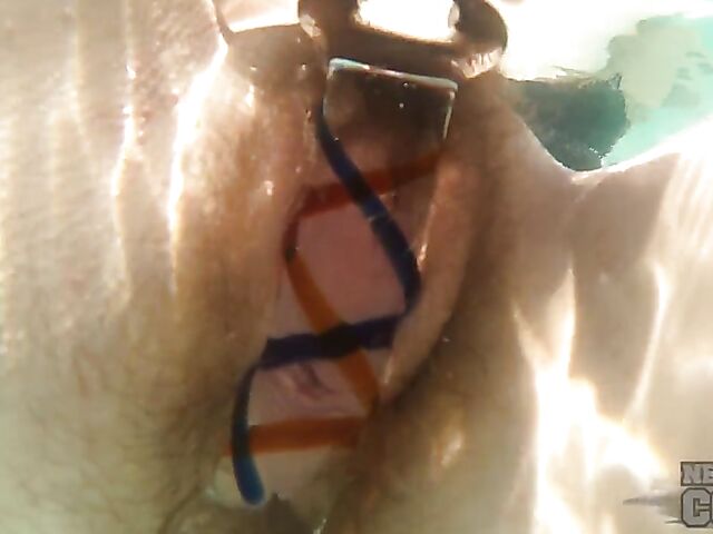 Underwater masturbation with a dildo in the hot tub with inked redhead Brille