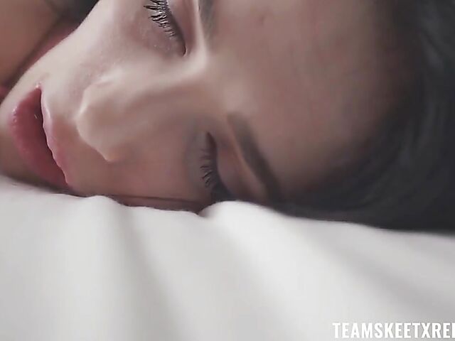 Kinky brunette cutie Reislin tied and vibed