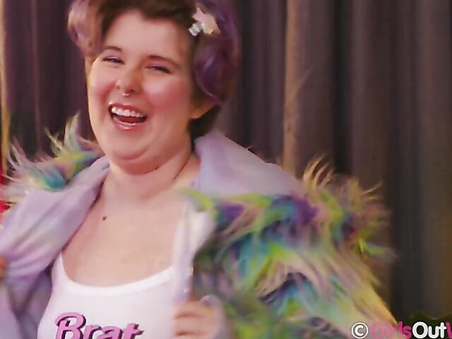 Pierced Zoe Faye's fishnet solo with her dildo