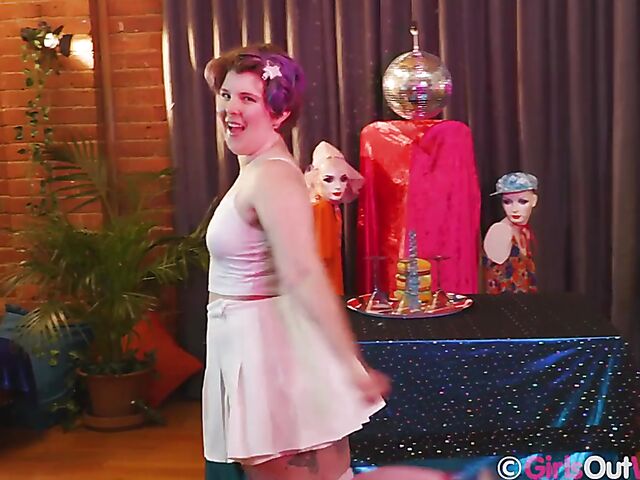 Pierced Zoe Faye's fishnet solo with her dildo