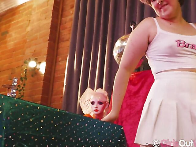 Pierced Zoe Faye's fishnet solo with her dildo