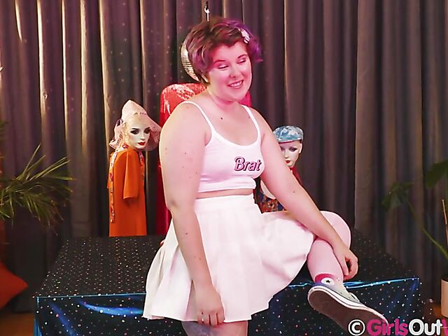 Pierced Zoe Faye's fishnet solo with her dildo